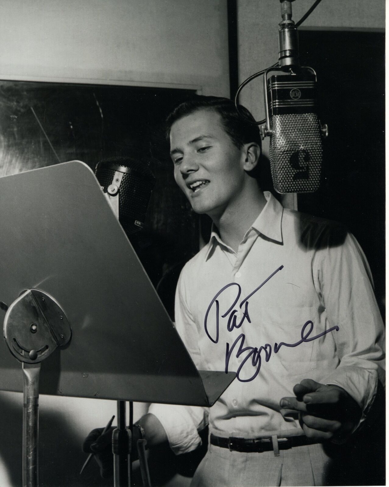 PAT BOONE HAND SIGNED 8x10 PHOTO+COA      AMAZING POSE    HANDSOME YOUNG SINGER