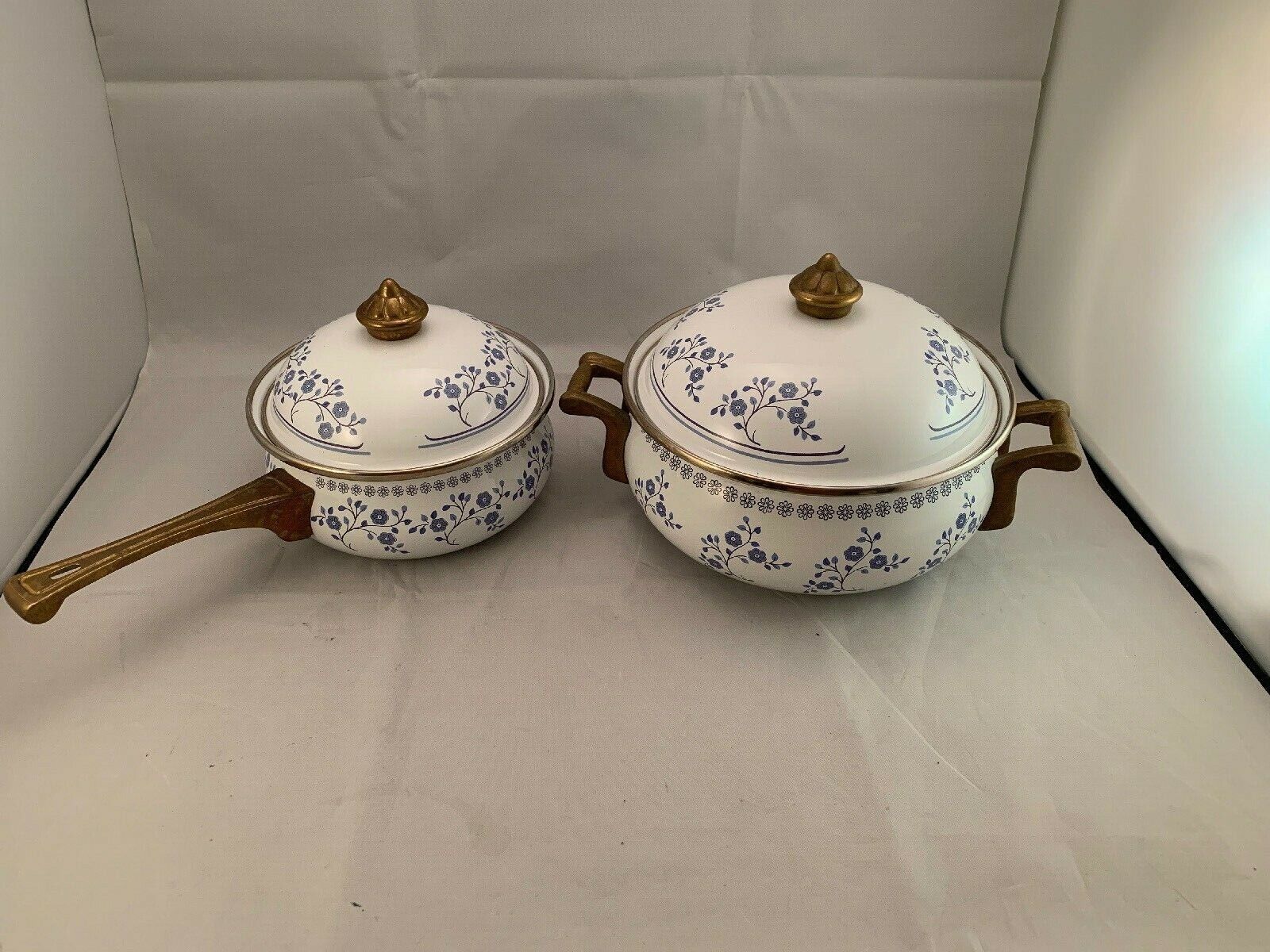 2 pc ENAMELWARE 2 QUART WHITE W/BLUE FLORAL POT WITH LID & SAUCE PAN WITH LID 