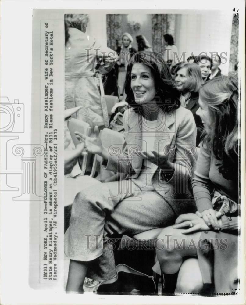1975 Press Photo Nancy Kissinger at Bill Blass fashions display in New York