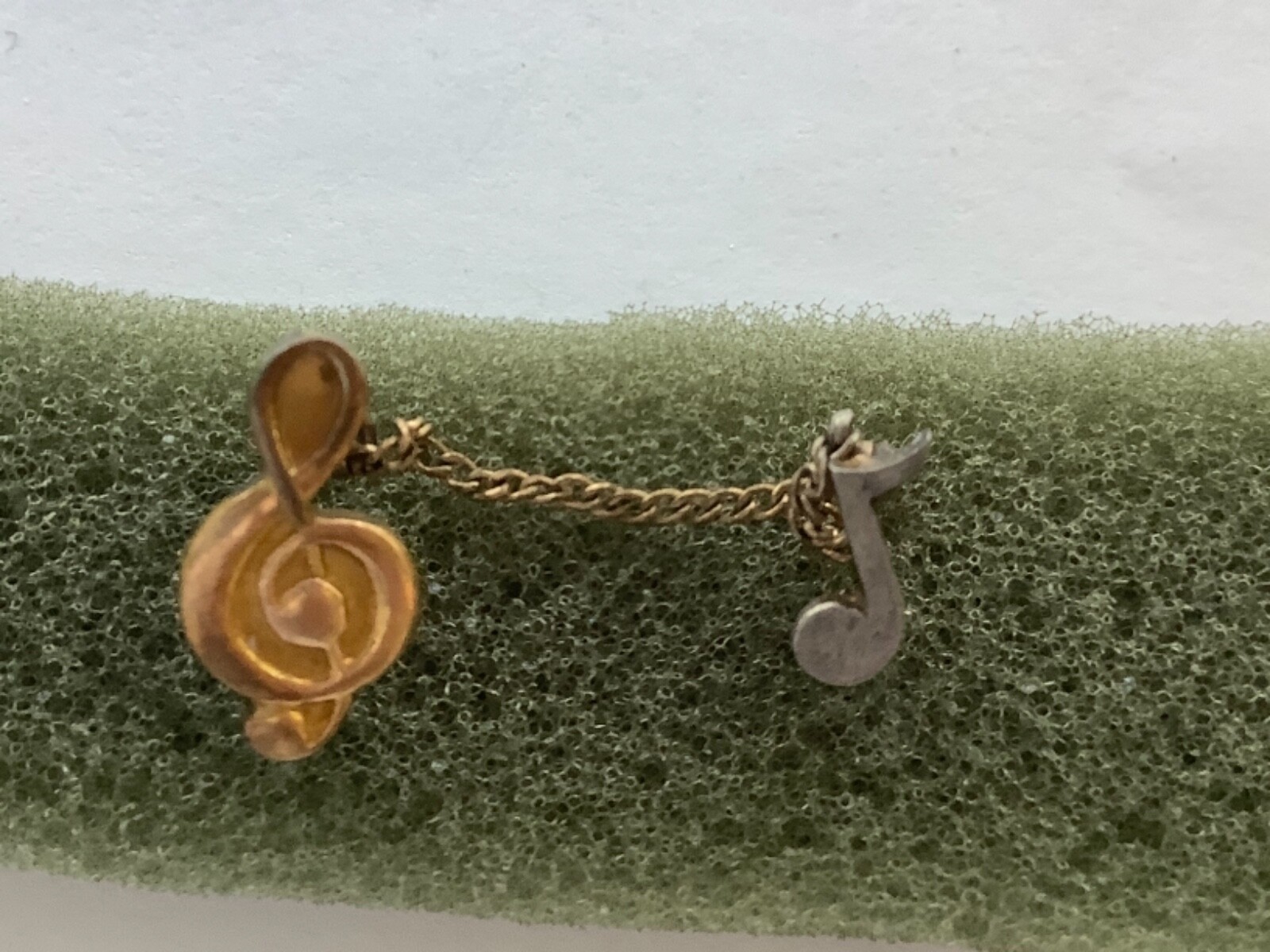 VINTAGE METAL G TREBLE CLEF PIN w/Eighth Note Safety Chain - Rare VINTAGE METAL G TREBLE CLEF PIN w/Eighth Note Safety Chain - Rare