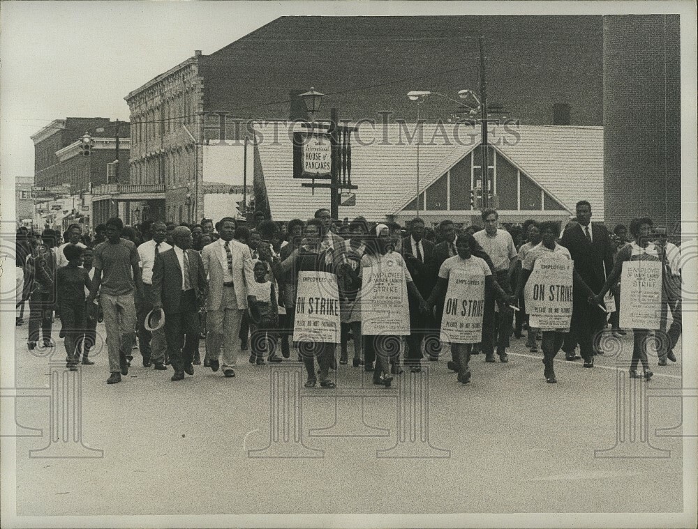 1970 Photo Wade Laundry Workers March In Columbus 8X6 1970 Photo Wade Laundry Workers March In Columbus 8X6
